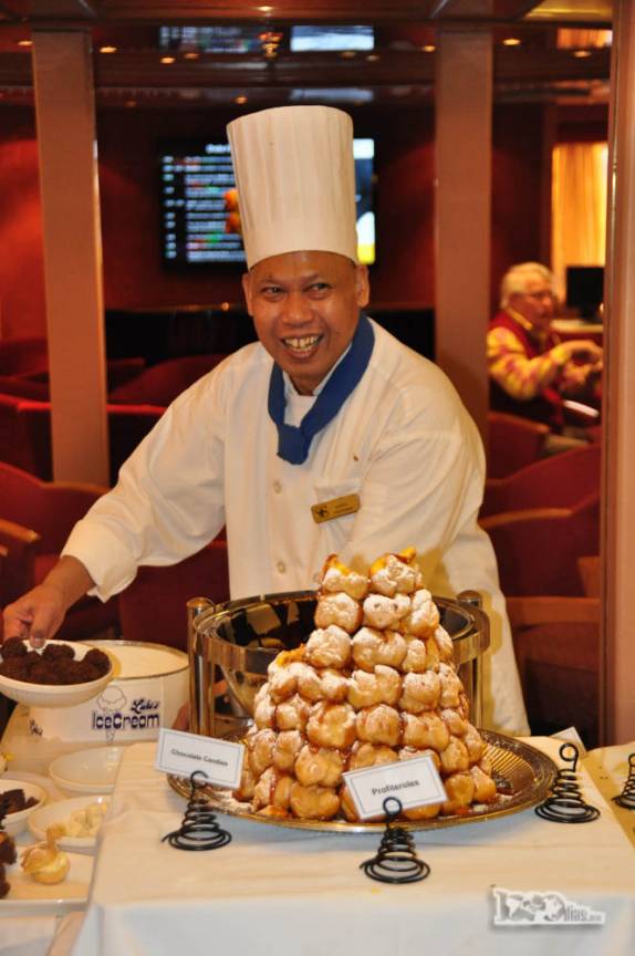 No caminho de volta para a América do Sul, cozinheiro prepara deliciosas guloseimas para os passageiros do Sea Spirit